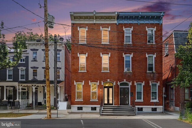 Building Photo - 136 E Lemon St