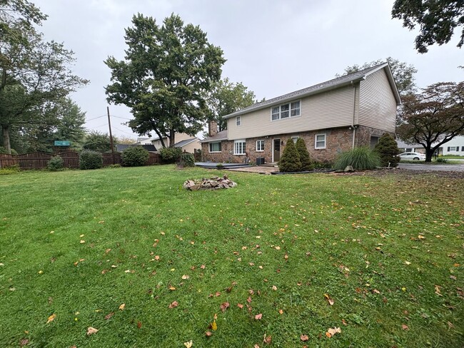 Building Photo - 4 Bedroom Single Family Home Available in ...