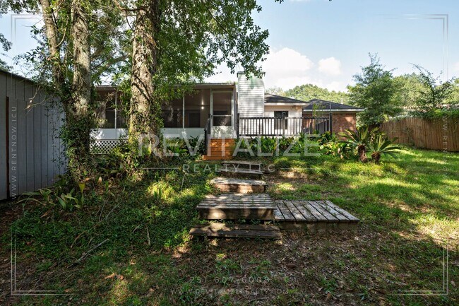 Building Photo - 3/2 Brick Home with Sunroom, Deck, and Car...
