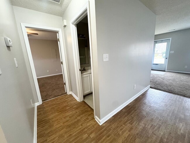 Building Photo - 203 Oakwood Ln