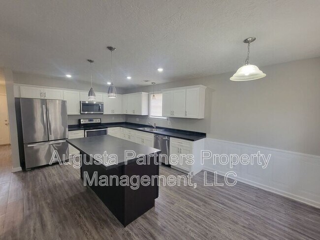 Building Photo - 142 Oakridge Dr