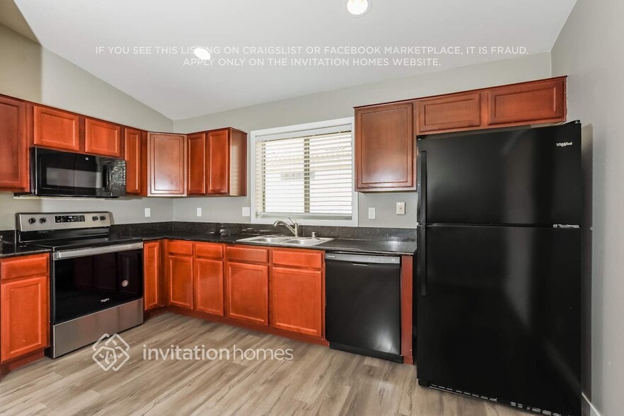 Building Photo - 23763 N Desert Dr