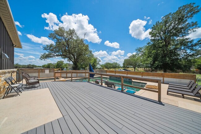 Building Photo - 1740 W Live Oak St