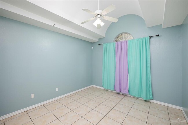 Building Photo - 13 Umbrellabird Ave