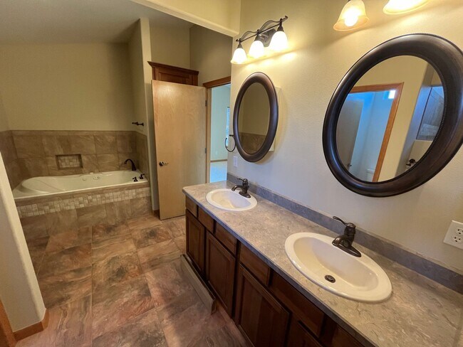 Building Photo - Spacious 3 Bed/3.5 Bath Home with Two Prim...