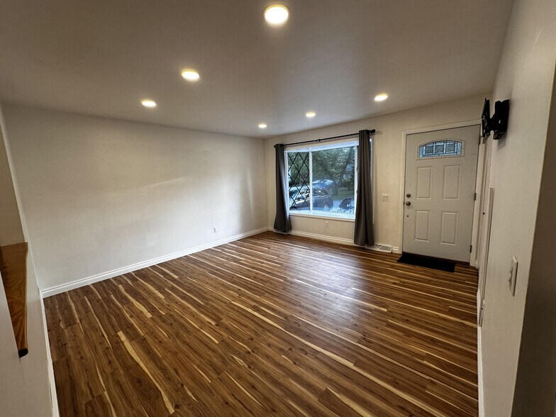Building Photo - 3589 Knollview Ave