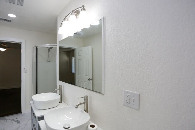 Building Photo - Remodeled 3bed 2 bath Single Family home