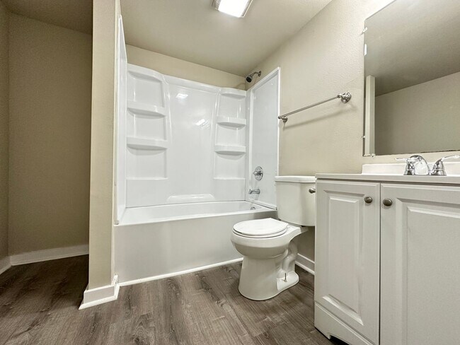 Building Photo - 3 Bed 2 Bath 2 Stall Garage - Country Styl...