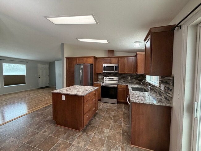 Building Photo - Spacious 3 Bed 2 Bath Springfield Home With Bonus Room and Extra Storage