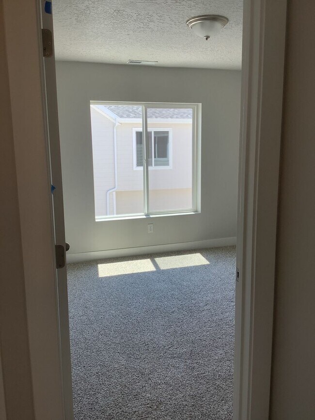 Building Photo - Townhome in Prime Spanish Fork Location