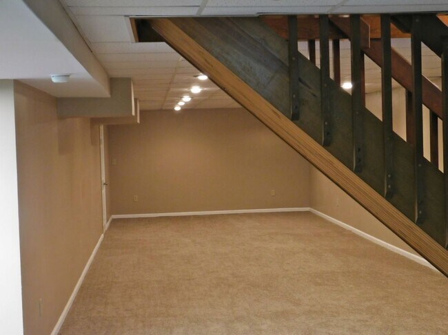 Building Photo - 5 acres and a Large 6 bedroom house. Extra garages and sheds.
