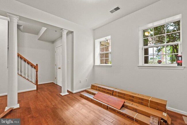 Building Photo - 13044 Town Commons Dr