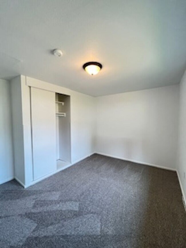 Building Photo - Elm Duplex