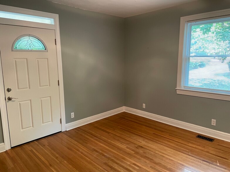 Living room - 323 Bowwood Dr