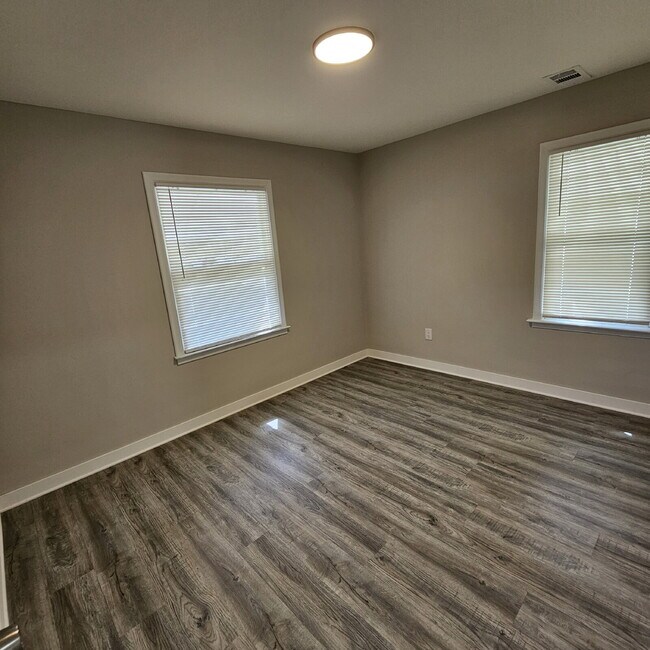 Building Photo - 2 bed, 1 bath renovated ranch. Kitchen has new cabinets, granite counters. All appliances, remode...
