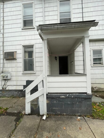 Side entrance and porch - 219 Chestnut St