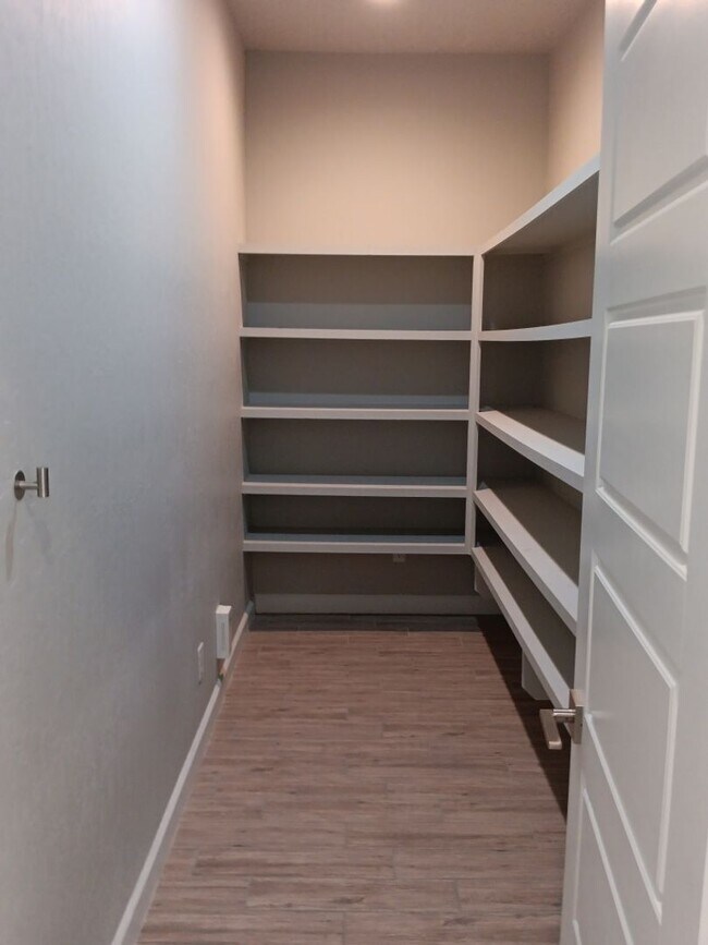 Building Photo - Stunning 4-bedroom, 3.5-bathroom home loca...