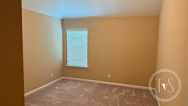 Building Photo - 639 Red Oak Ln
