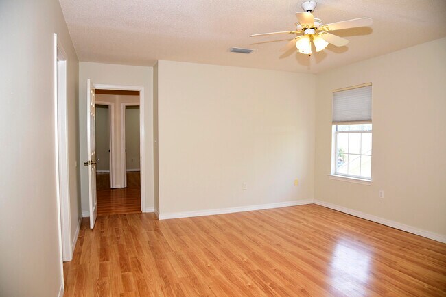 Building Photo - 311 Parkwood Pl