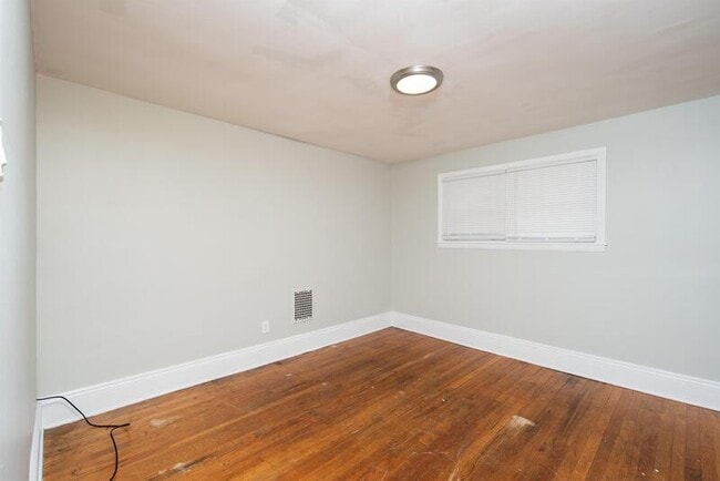 Building Photo - 614 Hoosick St