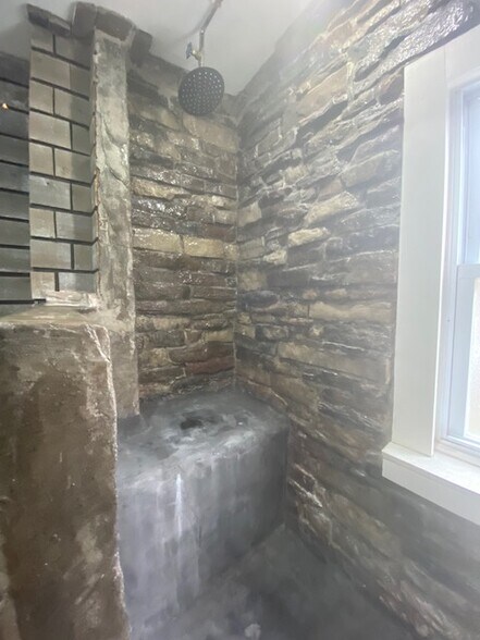 Building Photo - 414 7th St