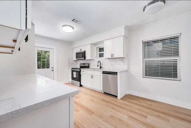 Building Photo - 1305 Winchester Dr