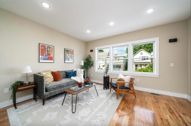 Building Photo - 275 Pearsall Ave