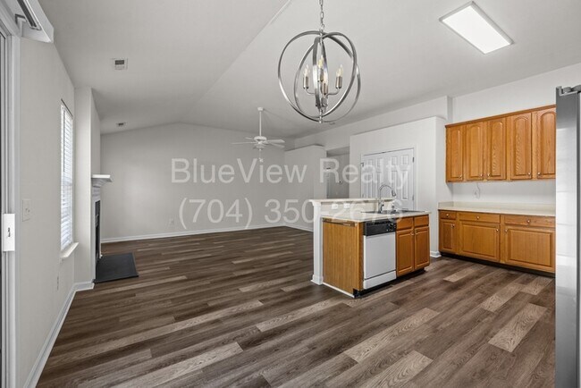 Building Photo - Beautiful Ranch House with 3 bed 2 bath ( Ballantyne area )