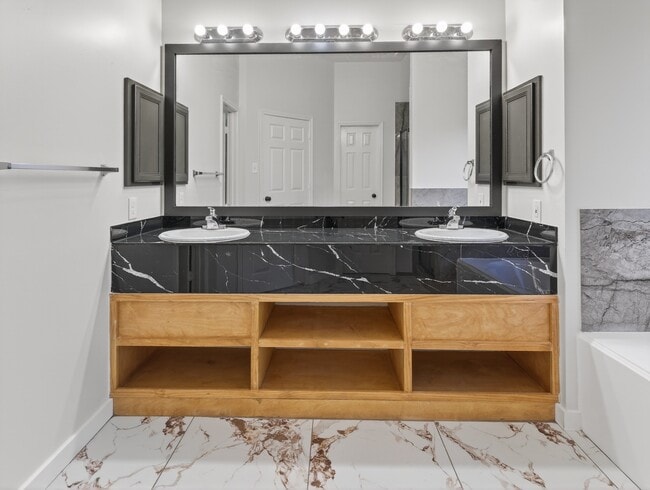 Building Photo - 4418 W Thunderwood Cir