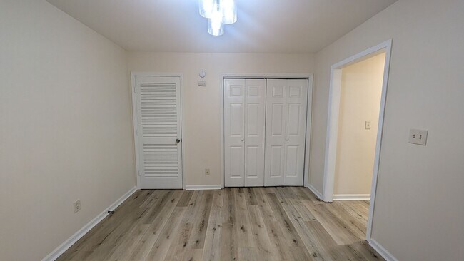 Building Photo - 2BR/1.5BA Renovated Townhome