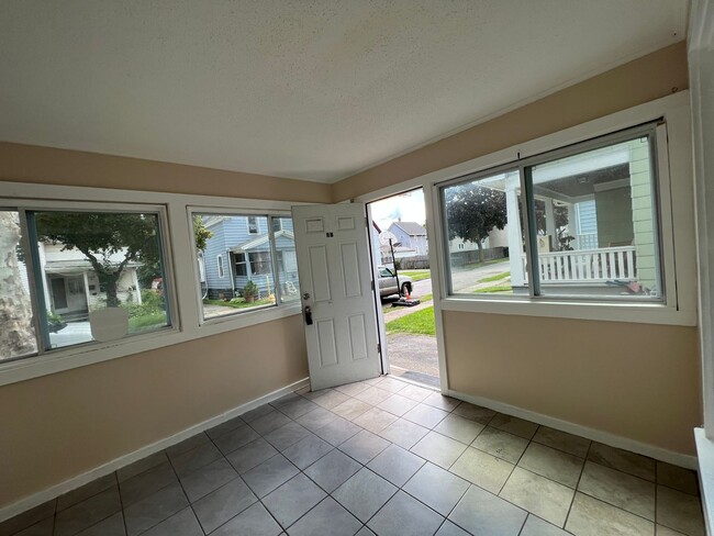 Building Photo - 1st FL BEDROOMS, 1ST FL LAUNDRY. MOVE-IN R...