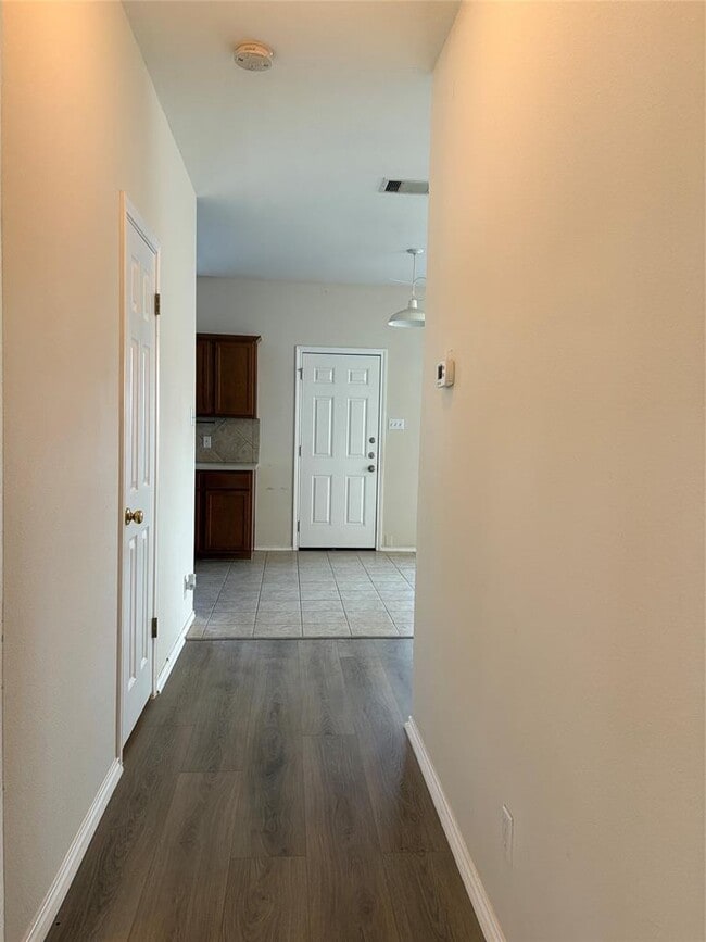 Building Photo - 14304 Sarah Ann Dr