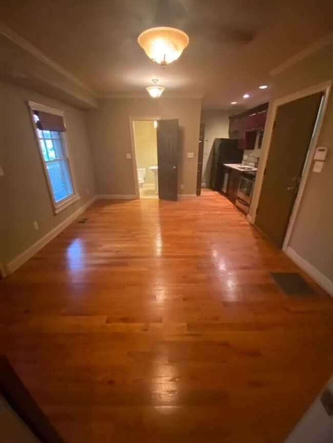 Building Photo - One Bedroom Apartment in the Heart of Midtown!