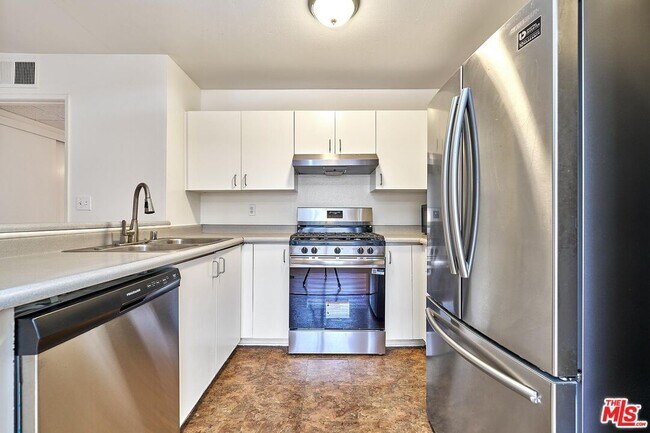 Building Photo - 326 S Manhattan Pl