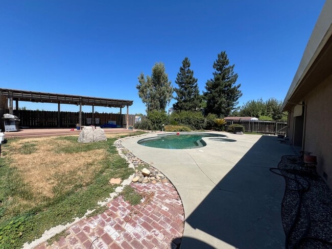 Building Photo - Stunning Country property in Oakdale!