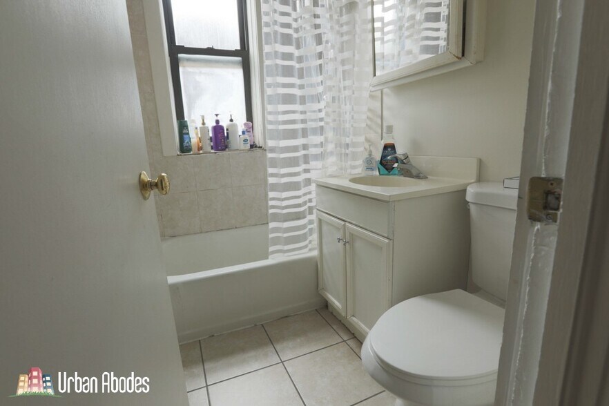 Building Photo - 816 W Cornelia Ave