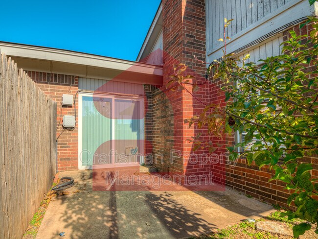 Building Photo - 2708 Silvertree Dr