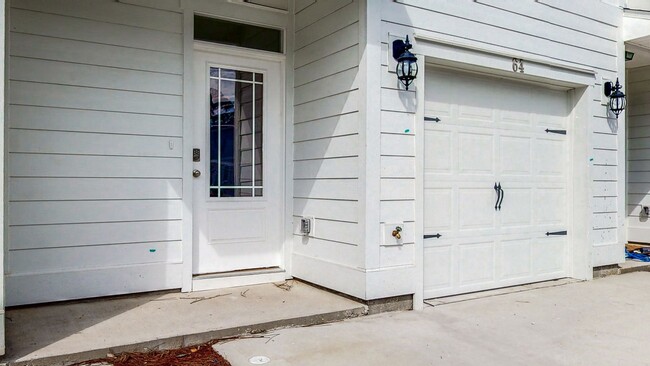 Building Photo - 3 Bedroom 2.5 Bathroom Townhome w/garage i...