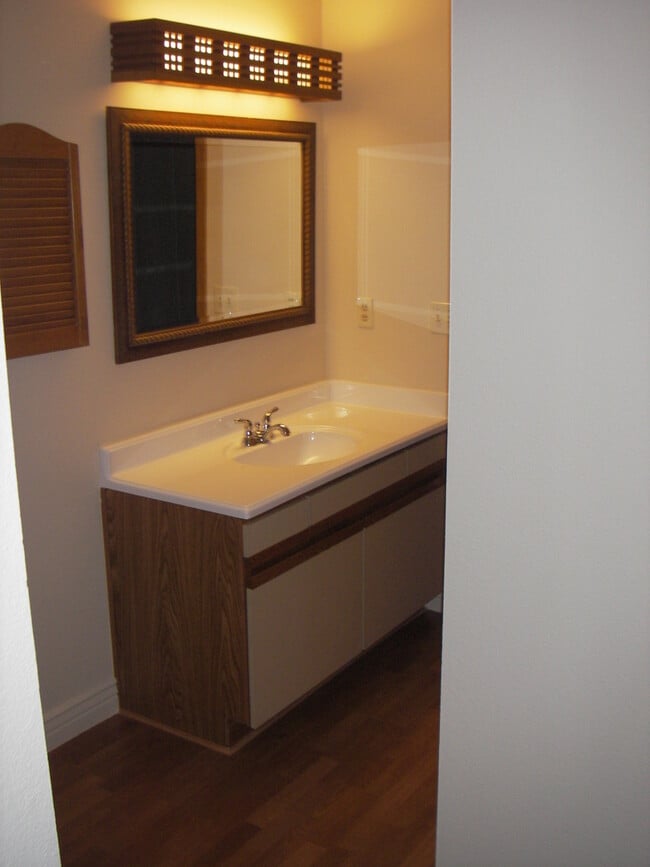 Building Photo - PRE-LEASE: 4 Bedroom 3.5 Bathroom Townhouse In Gold Run.  Walk To Campus!