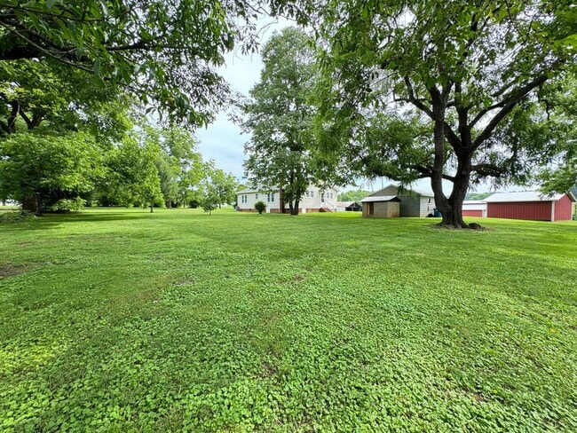 Building Photo - Charming Country Retreat – Peaceful Living...