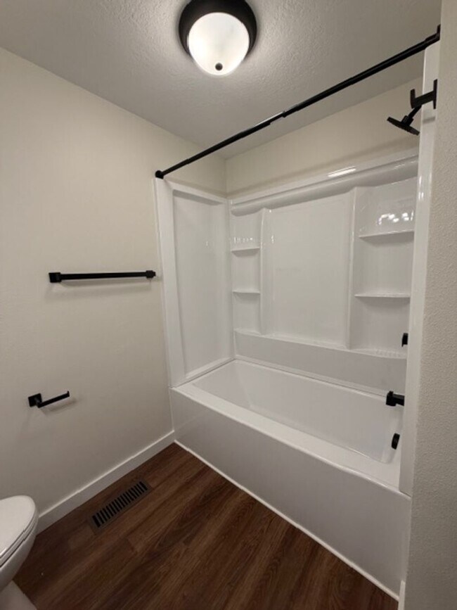 Building Photo - MIN912