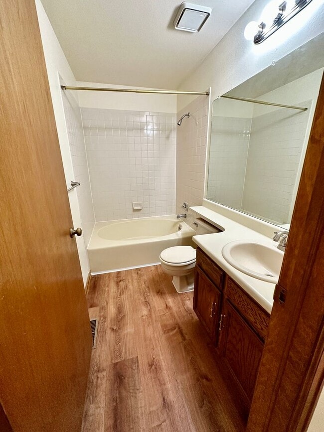 Building Photo - 4218 Goldenridge Way