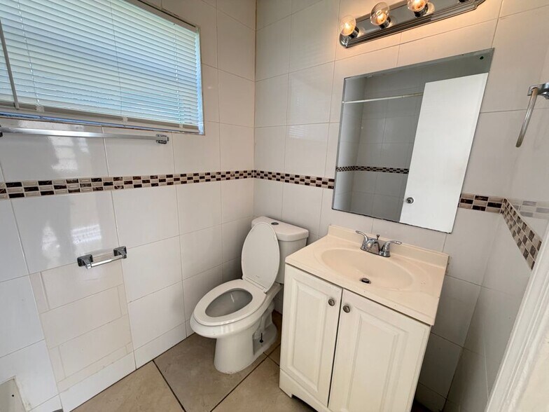 Building Photo - 2571 NW 13th Ct