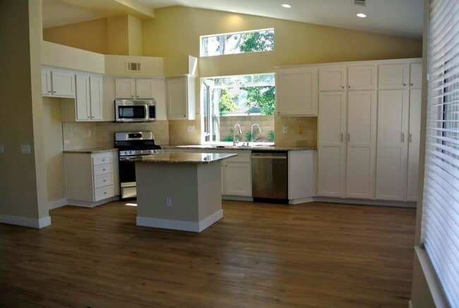 Building Photo - 4Bed/2Bath one story home in Oceanside~ Ca...