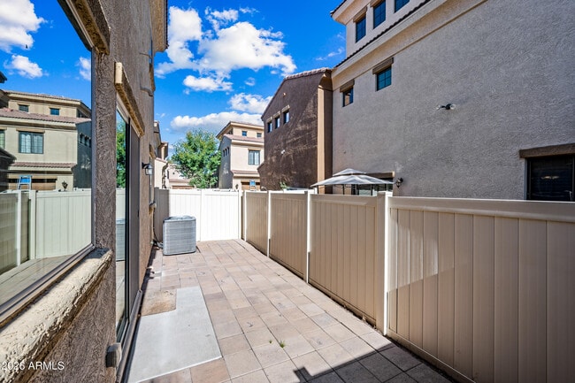 Building Photo - 1367 S Country Club Dr