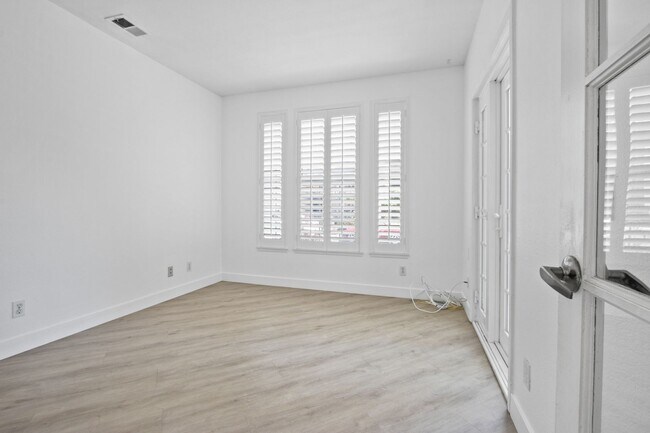 Building Photo - Gorgeous Costa Mesa Home in Gated Community!