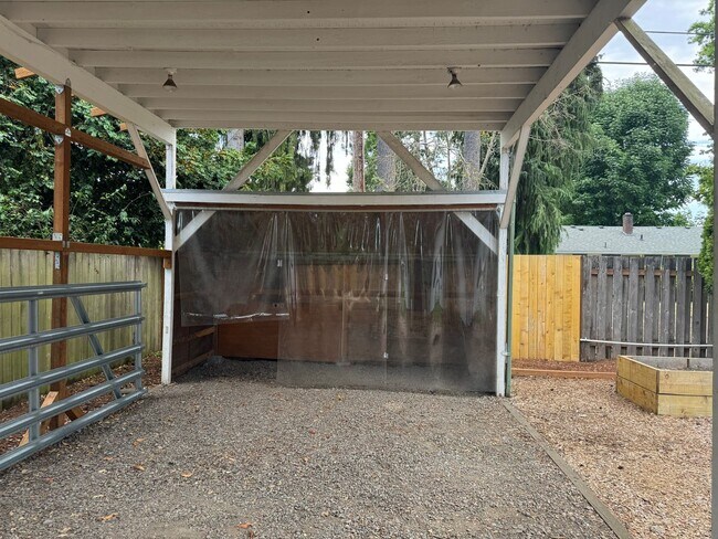 Building Photo - 4 bedroom 2 bathroom home in a great neighborhood!