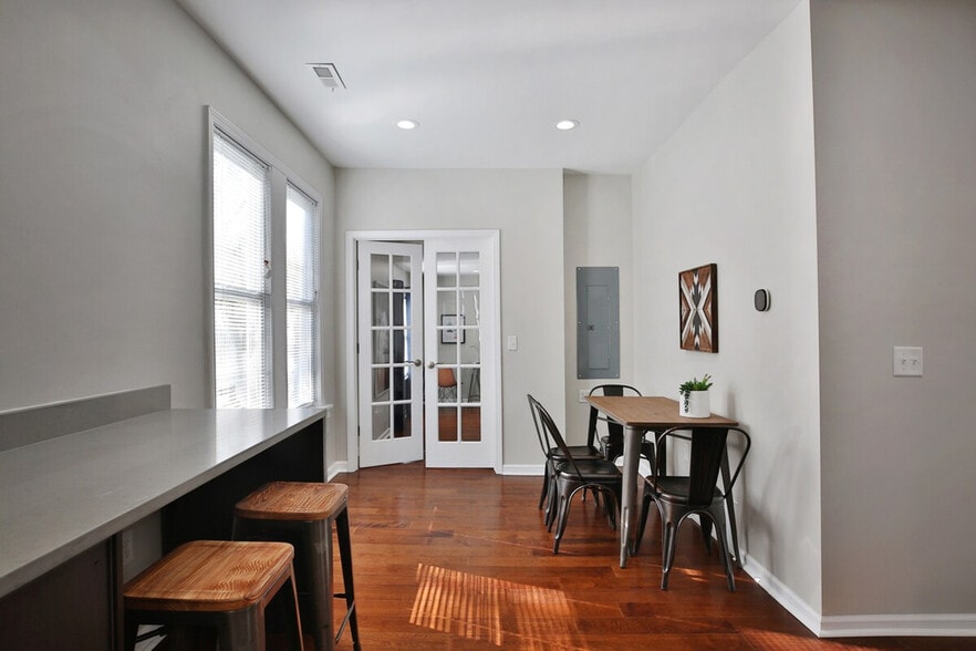 Building Photo - 137 E Tompkins St