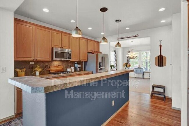 Building Photo - 2030 Silver Creek Dr