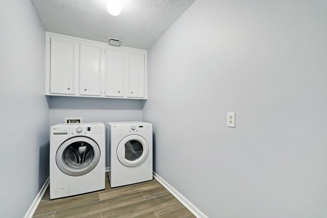 Building Photo - 7403 Manor Bridge Ct